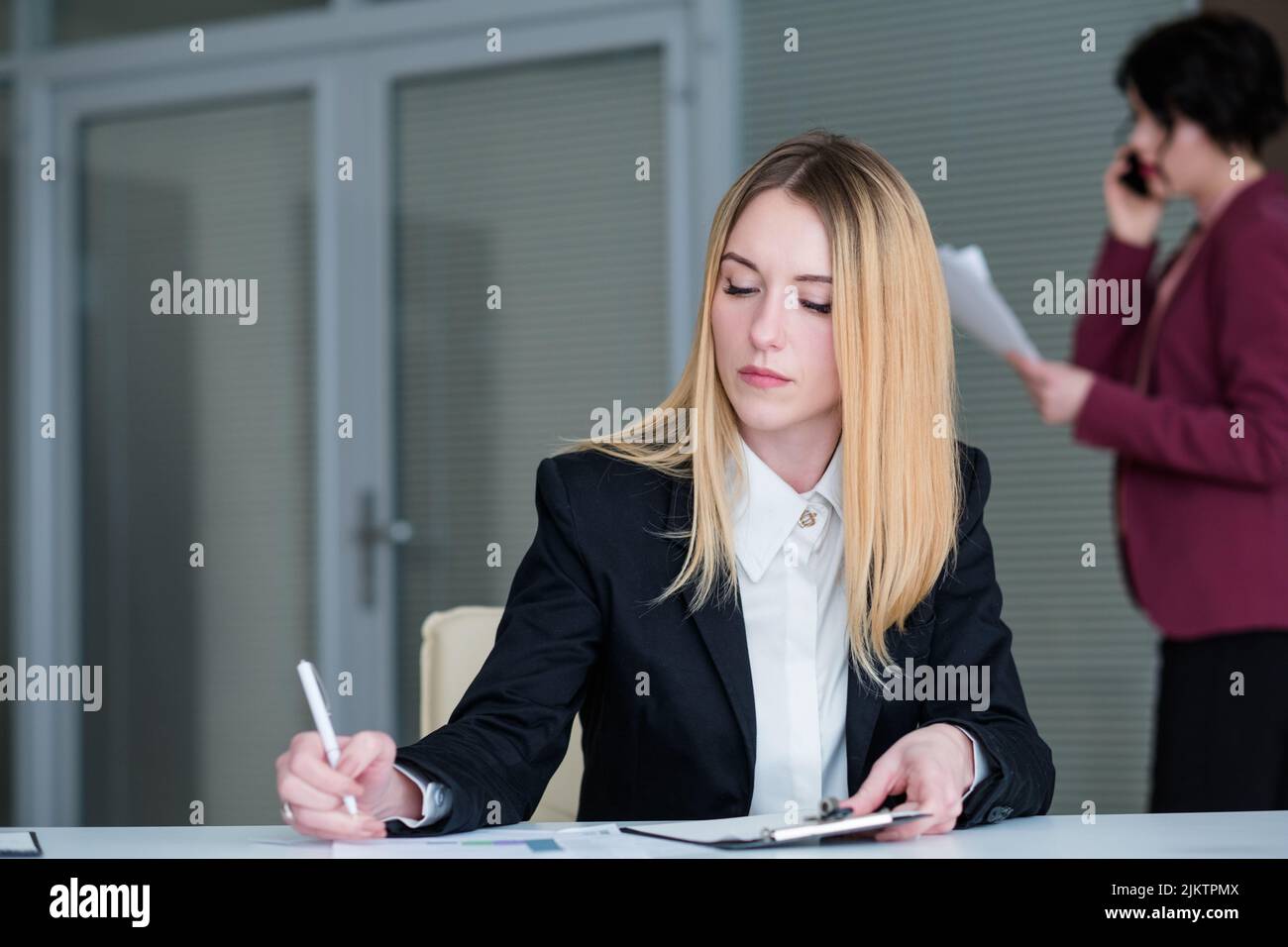 seria fidata donna d'affari elegante Foto Stock