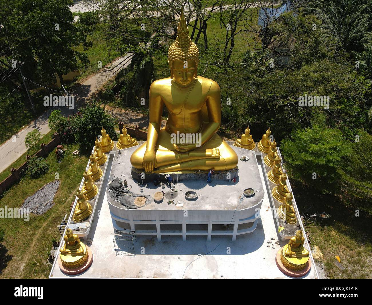 Un'immagine aerea della famosa statua del Grande Buddha della Thailandia in costruzione circondata dal verde Foto Stock