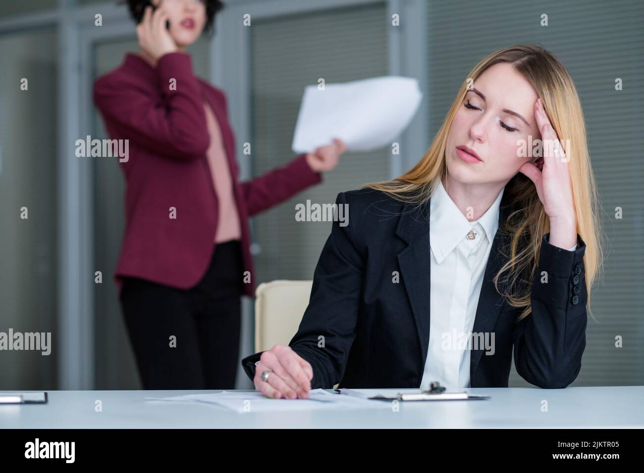 lavoro eccessivo fatica stanca donna ufficio lavoro Foto Stock