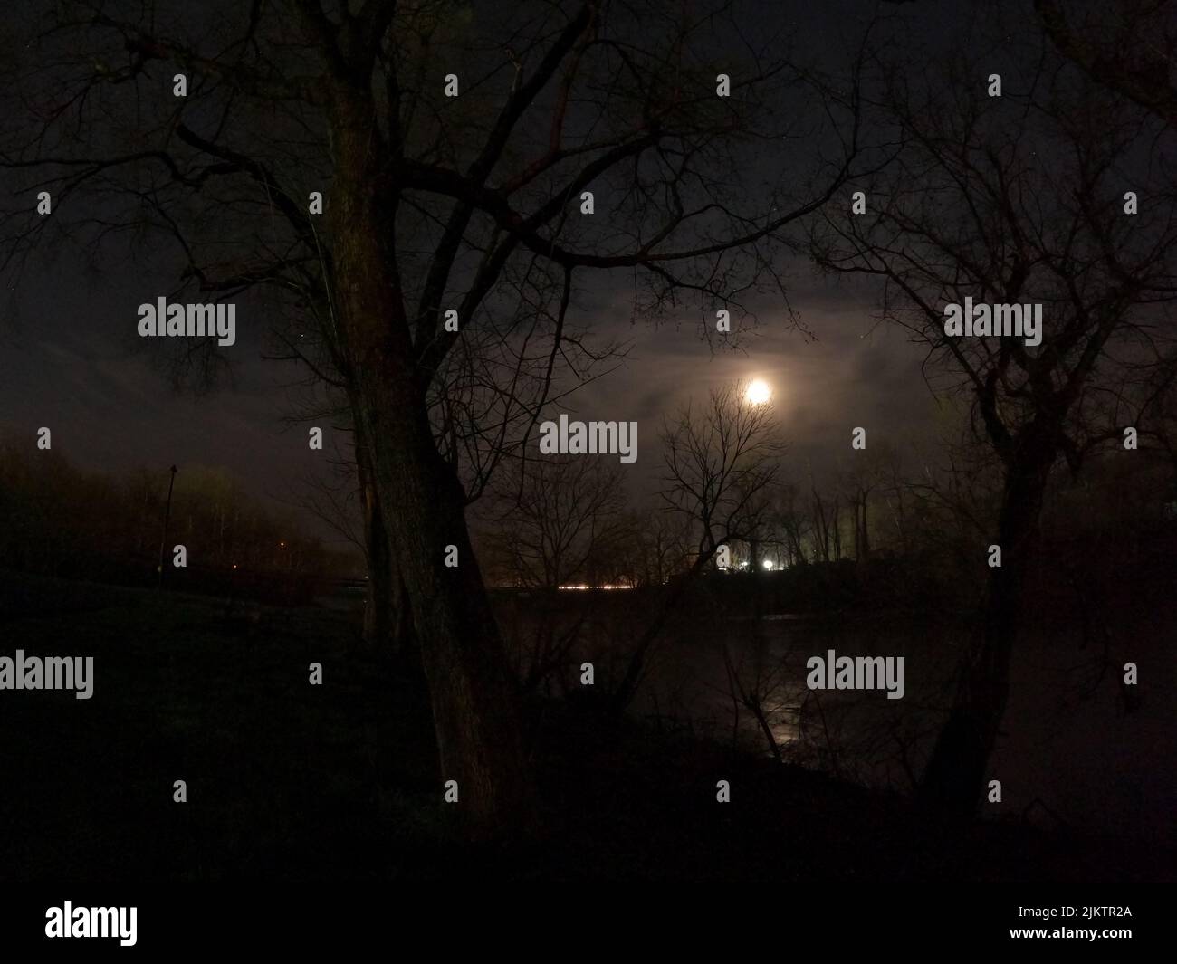 Luna piena che sorge sul fiume Staunton di notte vicino al parco inglese Altavista Virginia Foto Stock