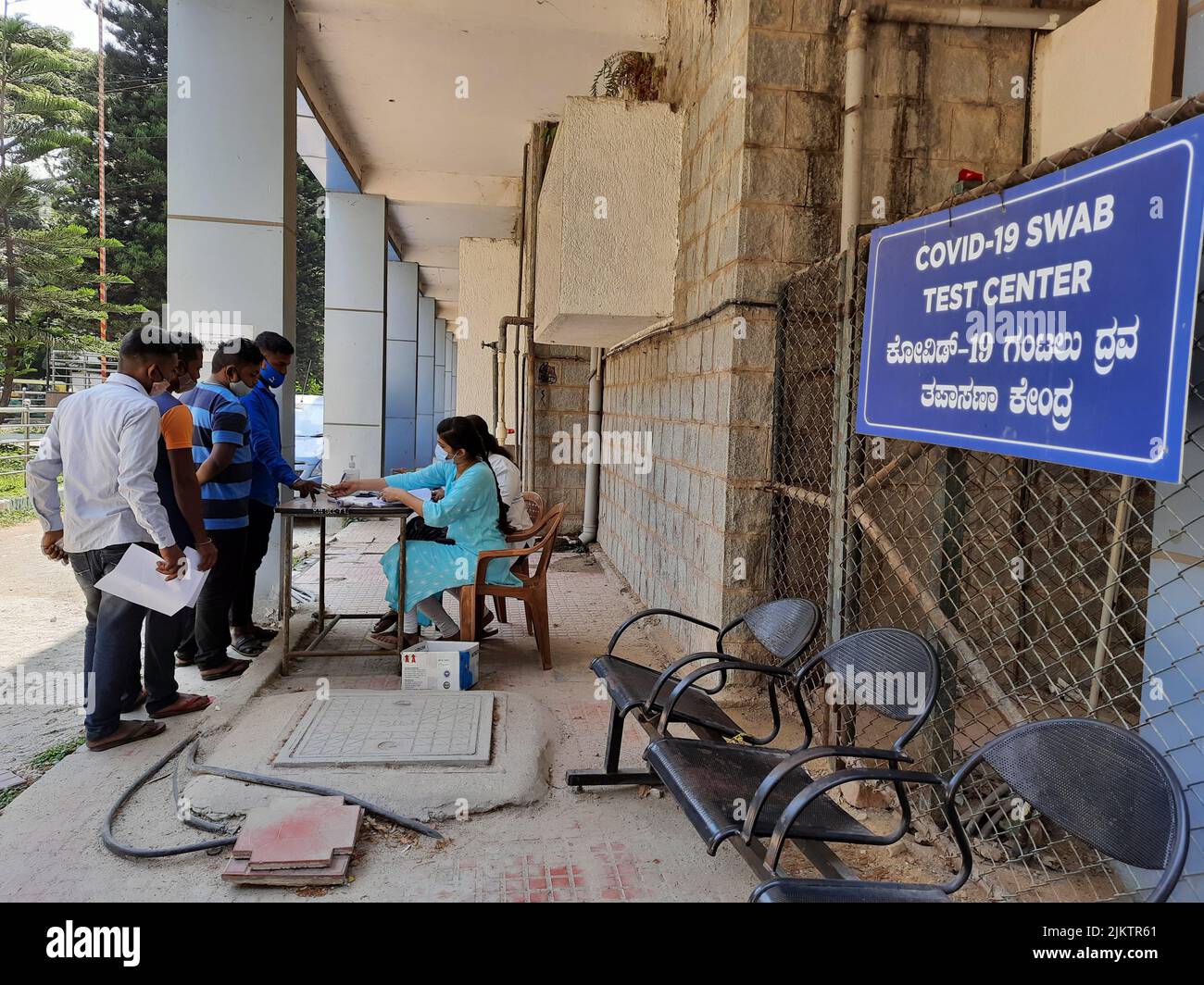 Bangalore, Karnataka, India-Apr 11, 2022: Primo piano di fare Covid o Corona Test alla ragazza indiana dalla cabina dell'ospedale fuori. Foto Stock