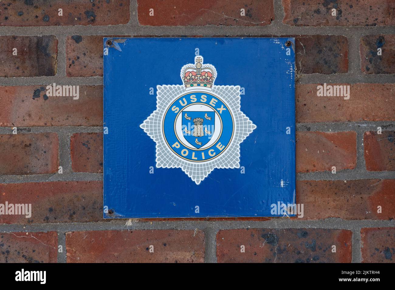 Sussex Police Crest sul cartello a Rye Harbor polizia e la guardia costiera edificio, Rye Harbour, Rye, East Sussex, Inghilterra, REGNO UNITO Foto Stock