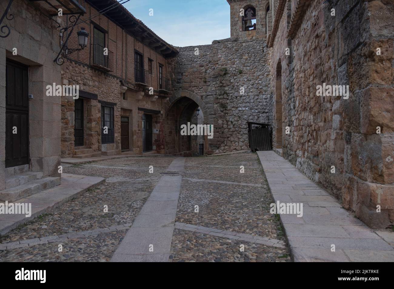 Vista sul vecchio castello storico di Atienza in Spagna Foto Stock