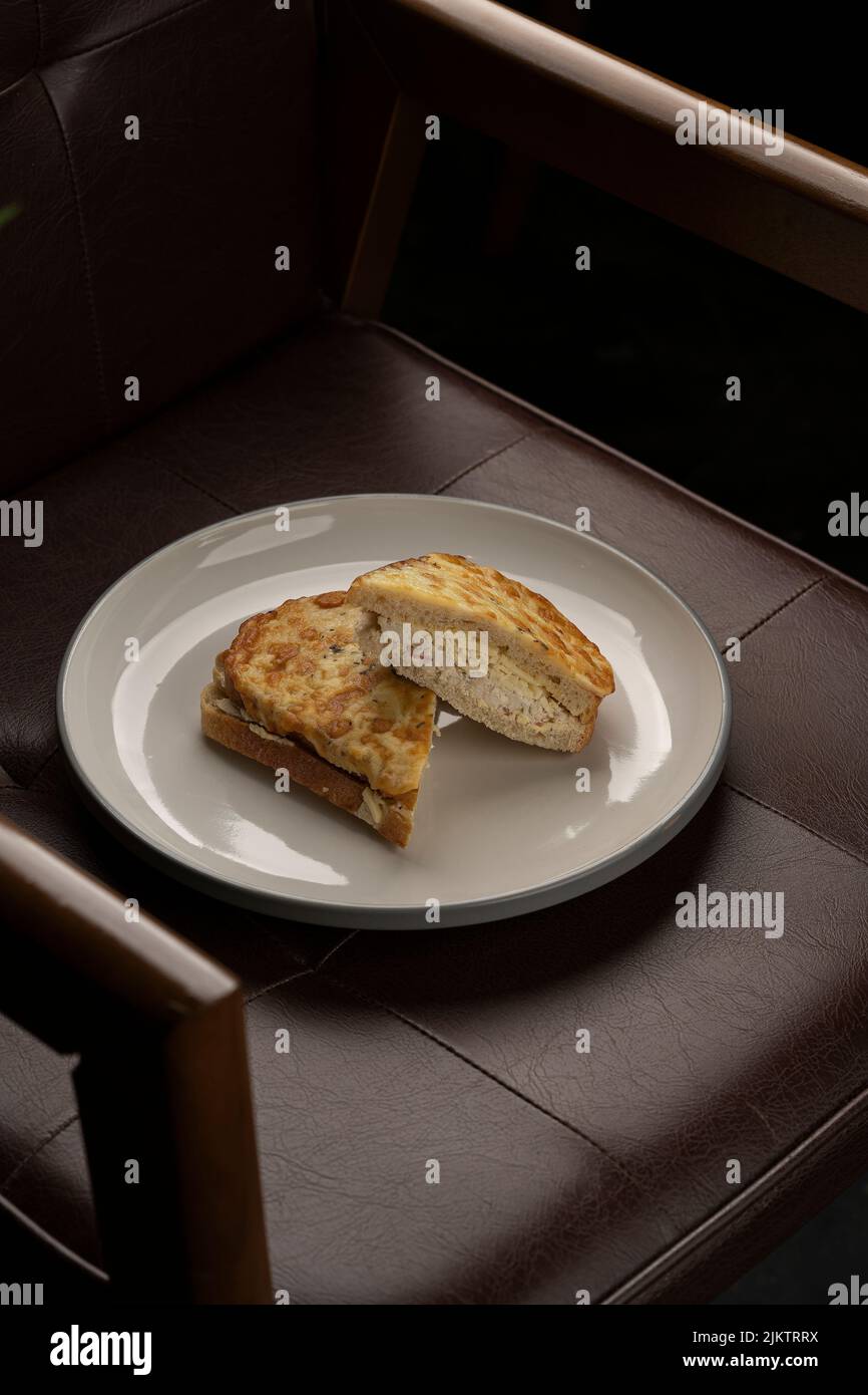 Un primo piano di due pezzi di toast alla francese su una sedia in pelle Foto Stock
