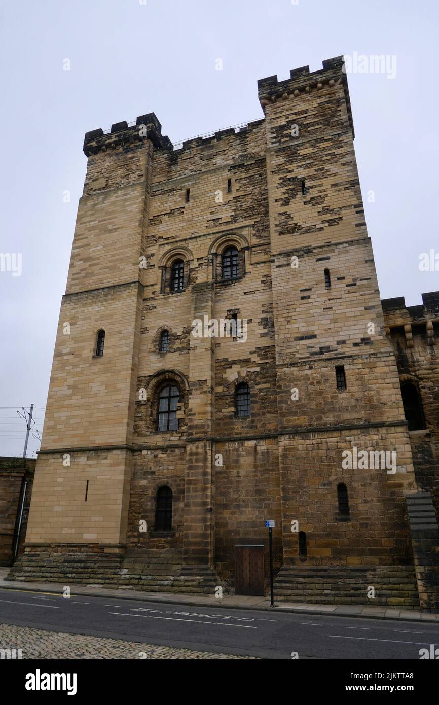 Un vecchio castello abbandonato contro il cielo cupo Foto Stock