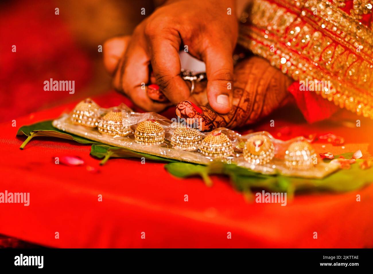 Un primo piano dei dettagli della tradizionale cerimonia indù indiana, rituale kanyadan Foto Stock