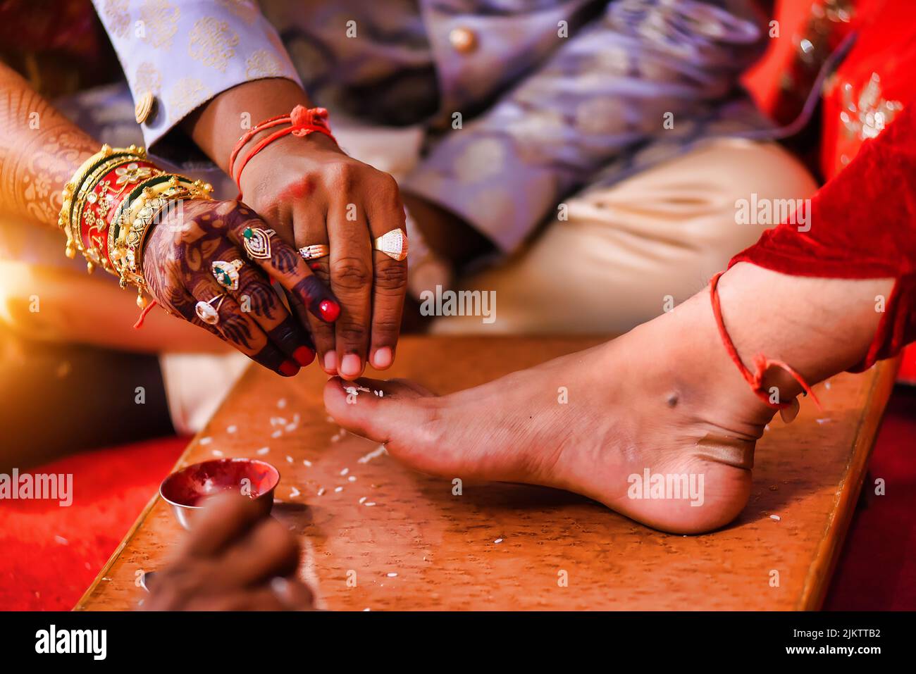 Un primo piano dei dettagli della tradizionale cerimonia indù indiana, rituale kanyadan Foto Stock