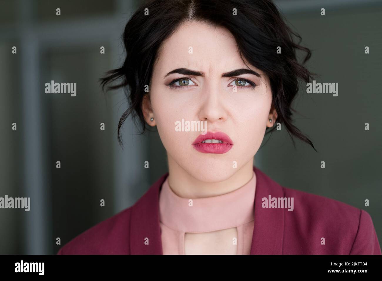 emotion volto preoccupato perplesso donna confuso Foto Stock
