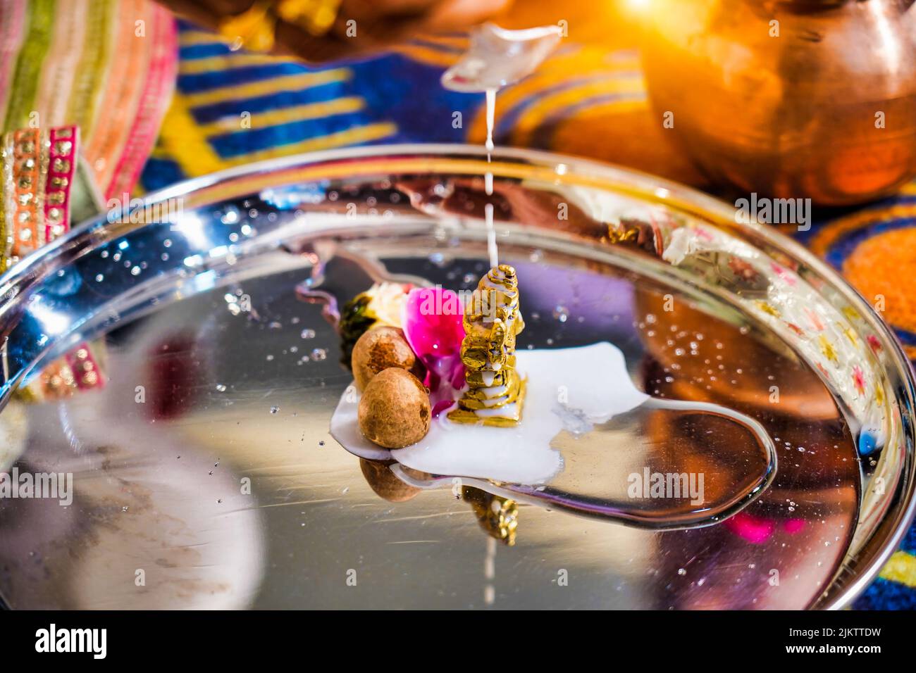 Un primo piano di Auspicious Muhurat cibo su un vassoio lucido di metallo durante una cerimonia di nozze indù Foto Stock