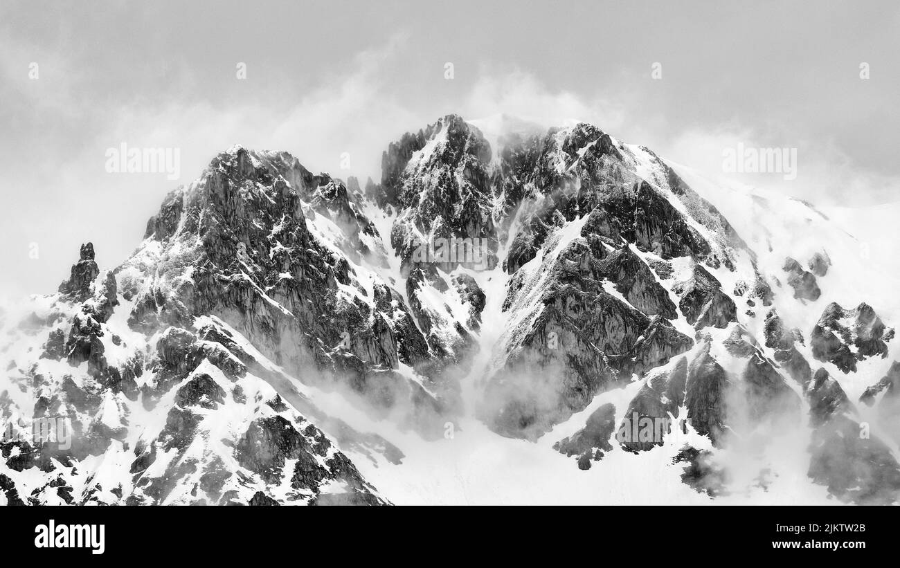 Una vista in scala di grigi di Nordkette, Tirolo, Innsbruck, Austria ricoperta di neve Foto Stock