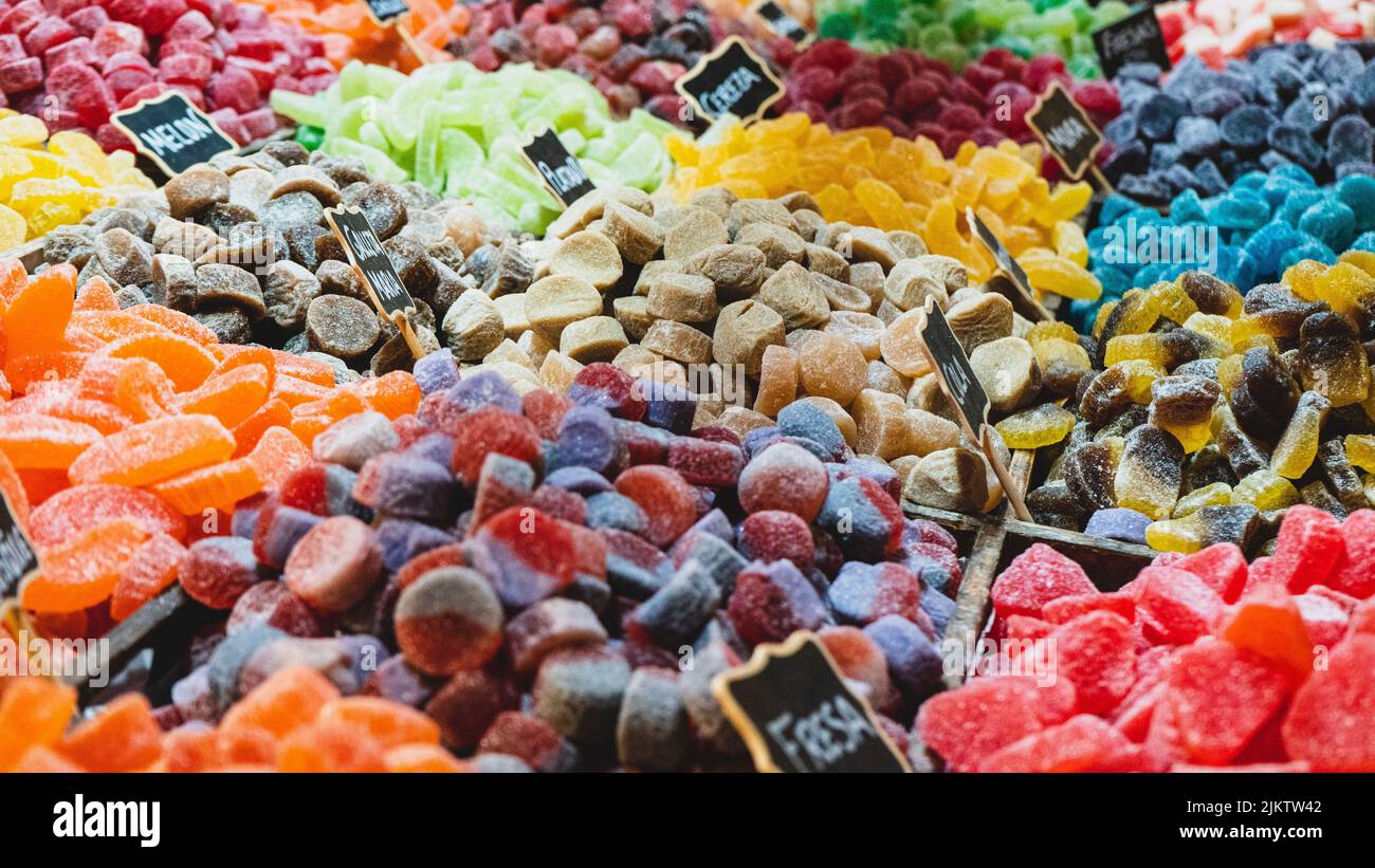 Un vasto assortimento di dolci, caramelle e gelatine al mercato alimentare Foto Stock