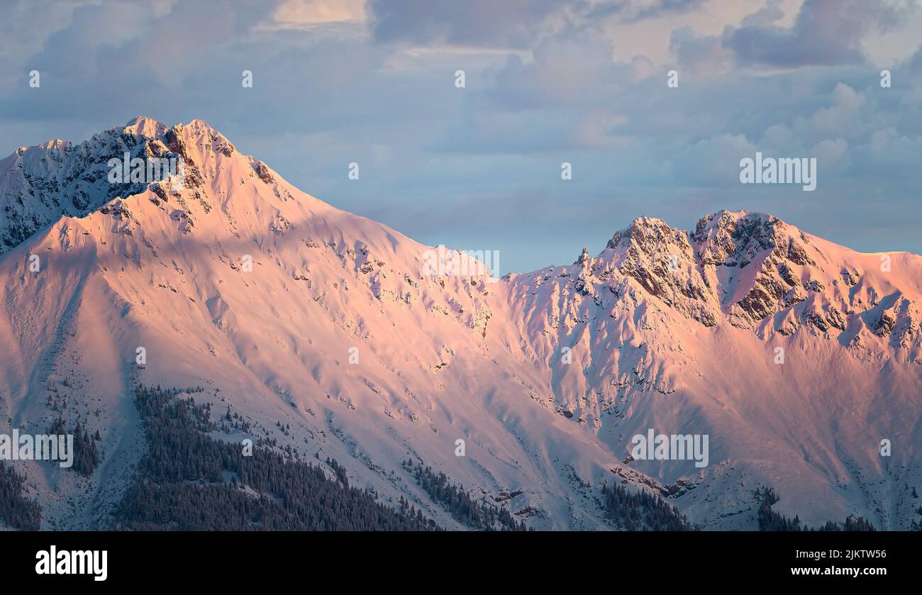Splendido scenario della catena montuosa di Nordkette all'alba, Austria, Tirolo, Innsbruck Foto Stock