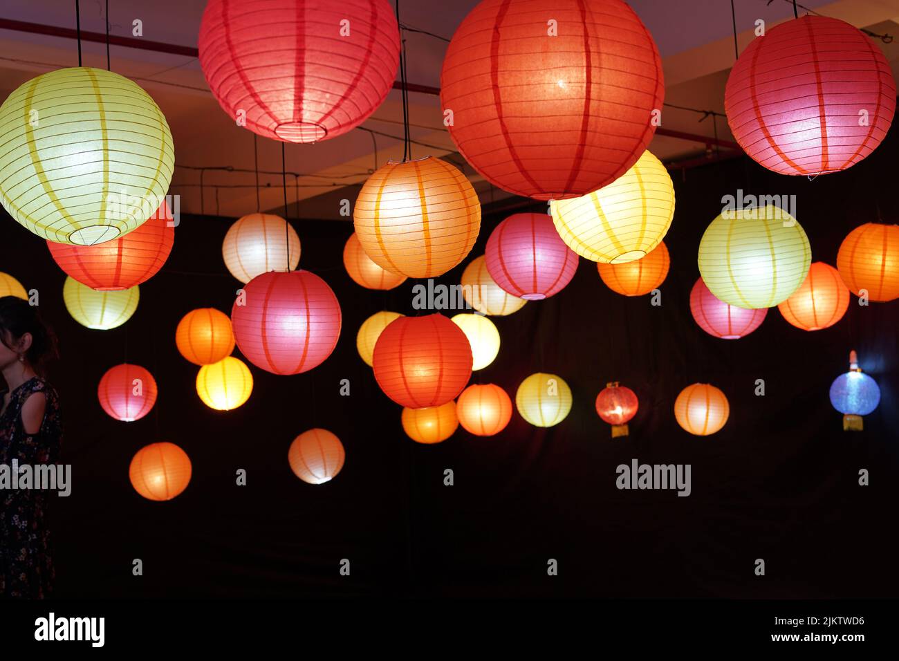 Le colorate lanterne di carta illuminate appese al soffitto Foto Stock