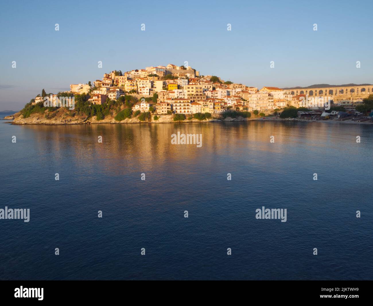 Una vista incredibile dal mare della città vecchia di Kavala e dalla fortezza bizantina sulla collina di Panagia, Grecia Foto Stock