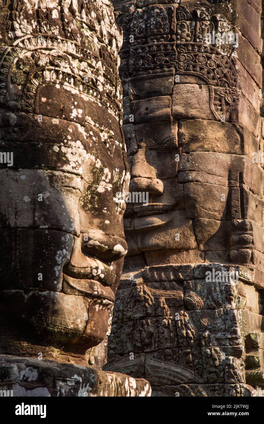 Uno scatto verticale dei dettagli della statua sul Tempio di Angkor Wat in Cambogia Foto Stock