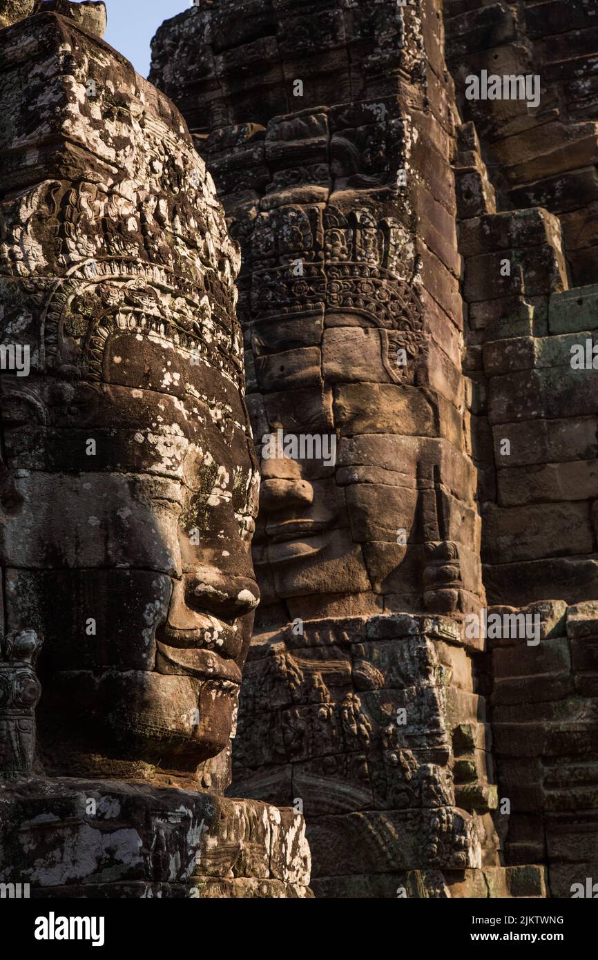 Uno scatto verticale dei dettagli della statua sul Tempio di Angkor Wat in Cambogia Foto Stock