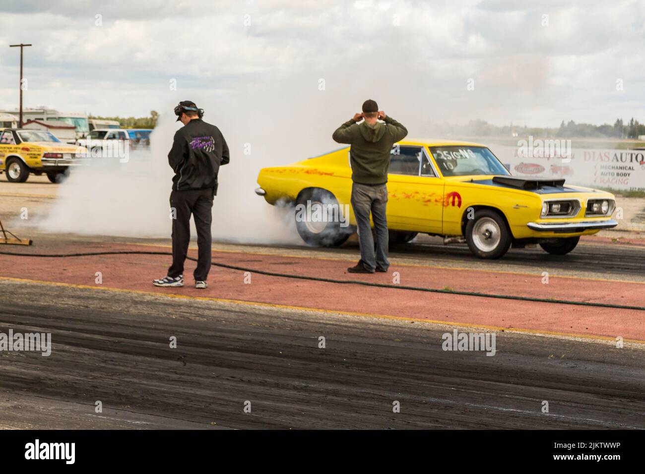 CUDA Dragster facendo un burnout con fumo prima di trascinare gara. Burnout alla linea di partenza Foto Stock