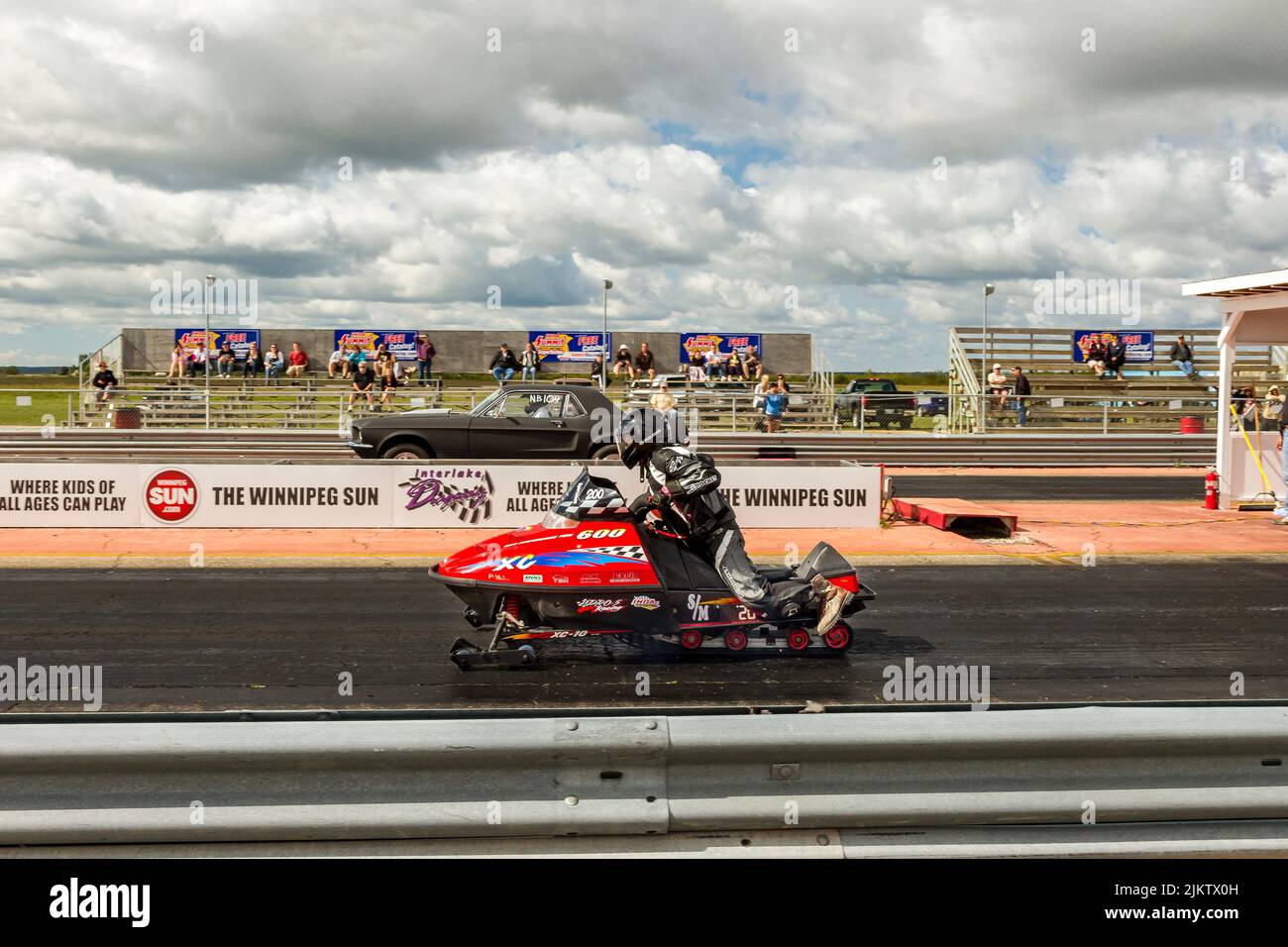 Motoslitta vs auto al Gimili Drag Race Motor Park speedway Foto Stock