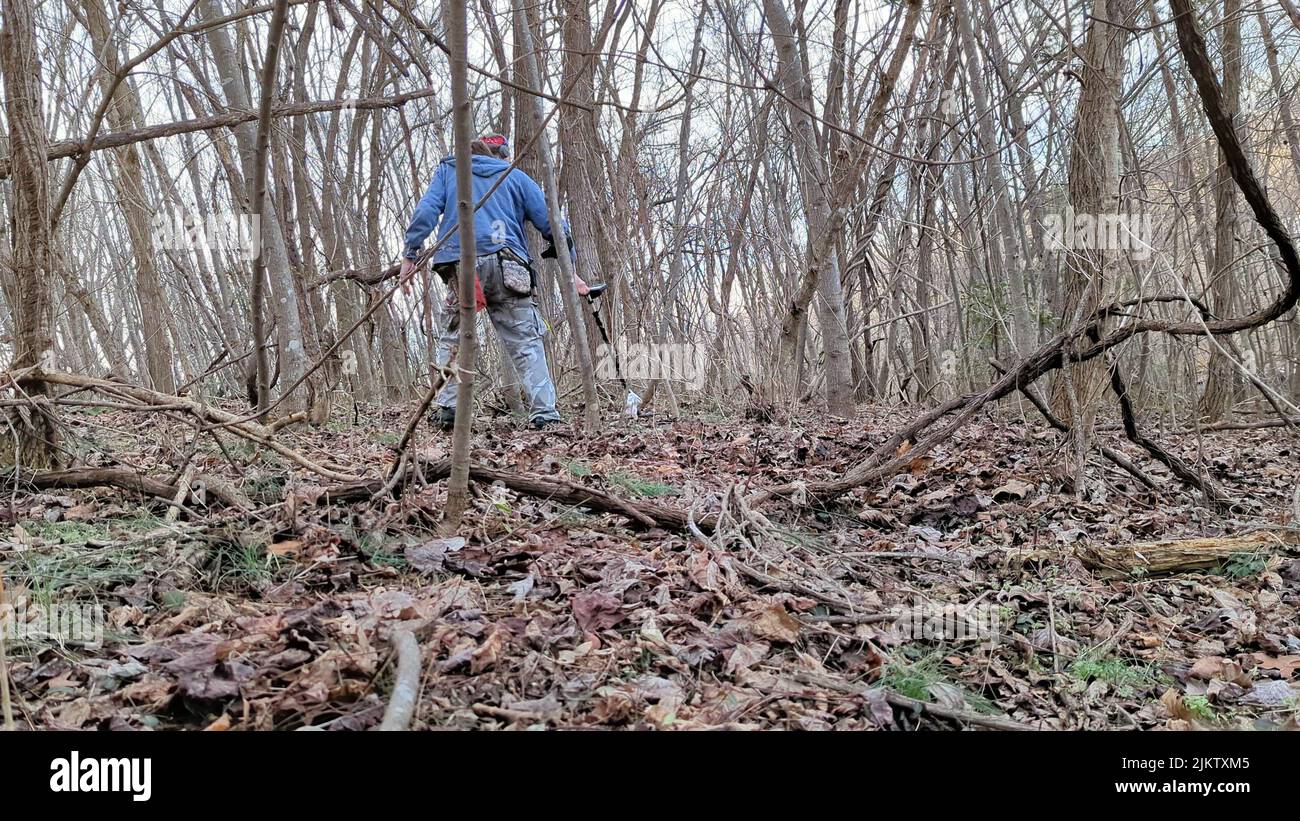 Robert V Thomas Jr Metal Detecting Woods in Hurt Virginia Foto Stock