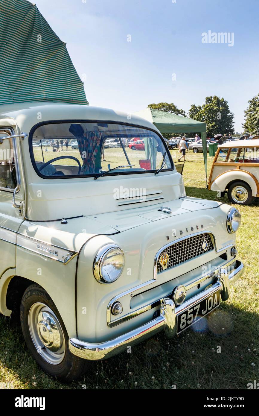 Classico 1962 vintage panna Bedford Dormobile Romany camper van. Foto Stock