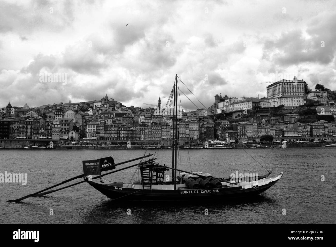 Una foto in scala di grigi di una nave nella città di Oporto Foto Stock