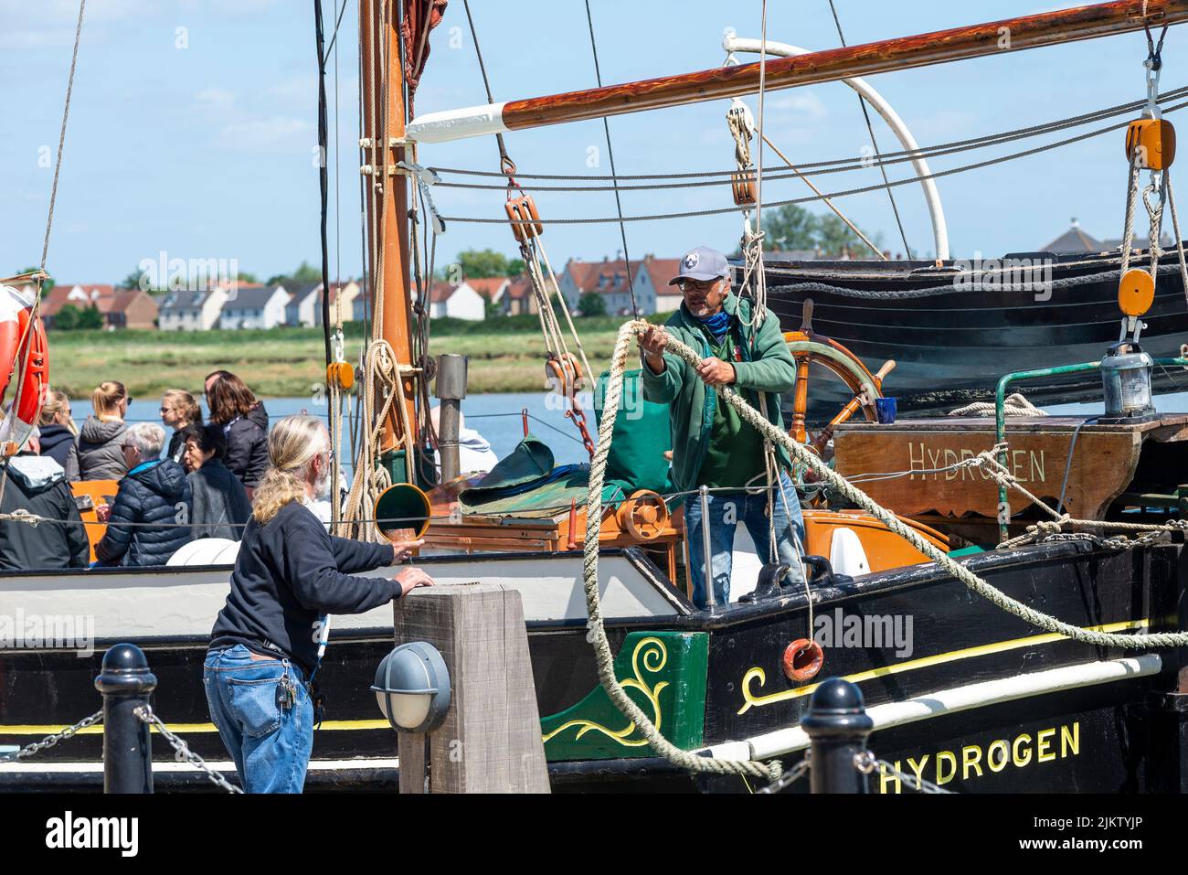 Equipaggio ormeggio idrogeno, storico Tamigi vela Barge, a Maldon Hythe Quay sul fiume Blackwater, Maldon, Essex, Regno Unito. Corda che passa al molo Foto Stock