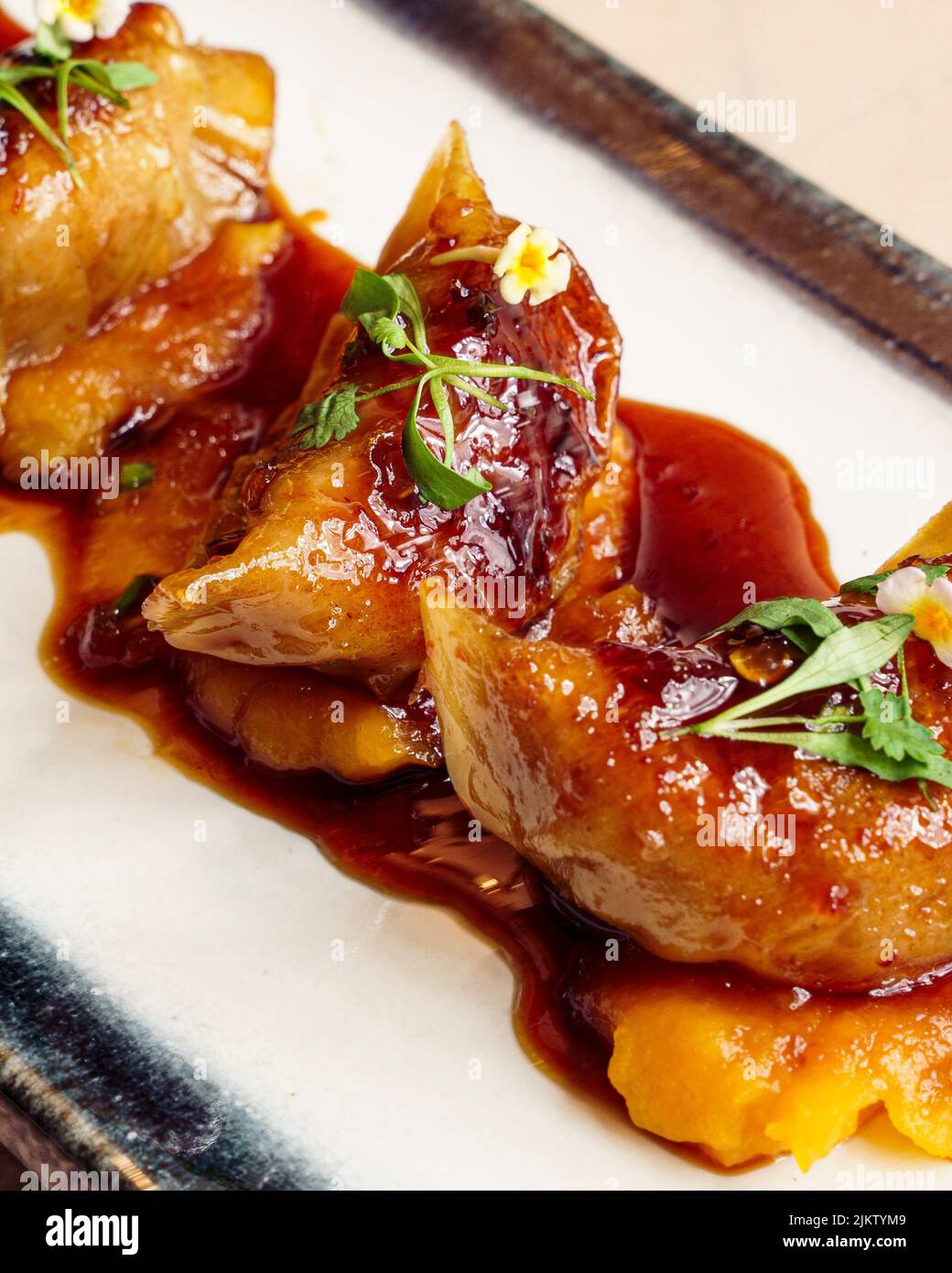 Un primo colpo di gnocchi di carne di miele dolce con salsa e verdure Foto Stock