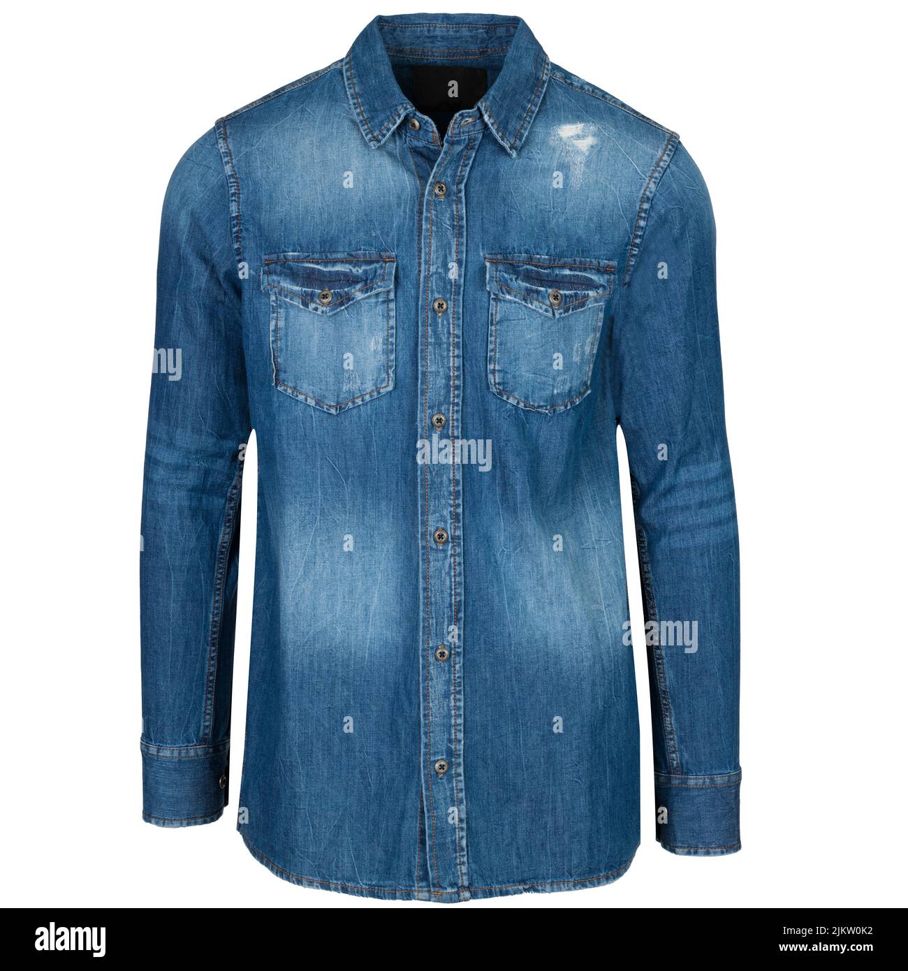 Camicia jean blu isolata su sfondo bianco. Camicia Jean su manichino invisibile isolato su bianco. Foto Stock
