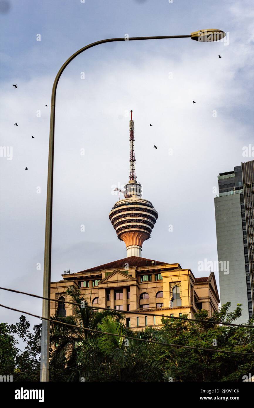 Uno scatto verticale del cielo nuvoloso sopra il Sydney Tower Eye in Australia Foto Stock