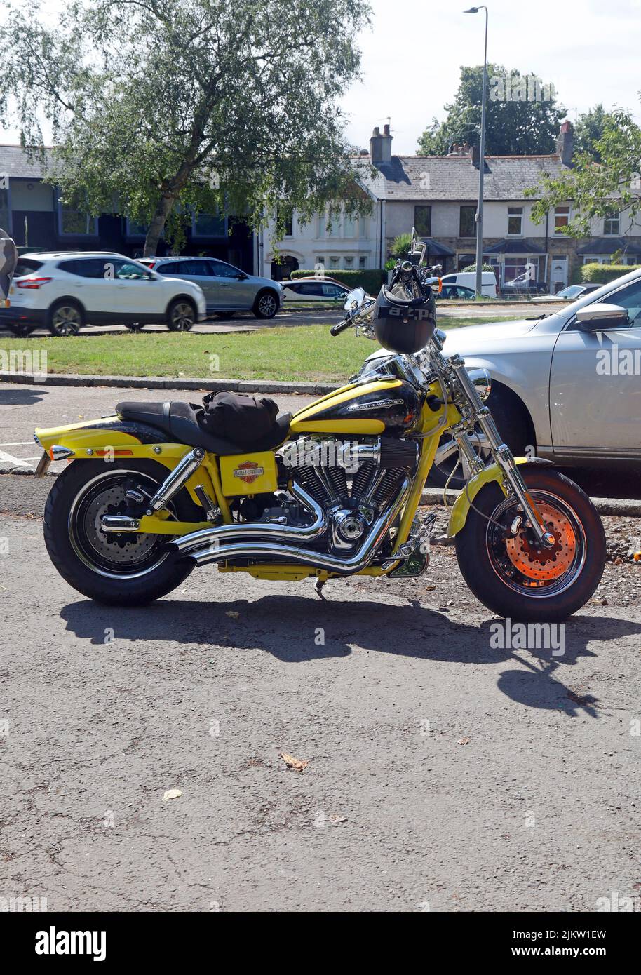 Ciclo motore Harley Davidson giallo e cromato lucido. Estate 2022. Agosto. Foto Stock