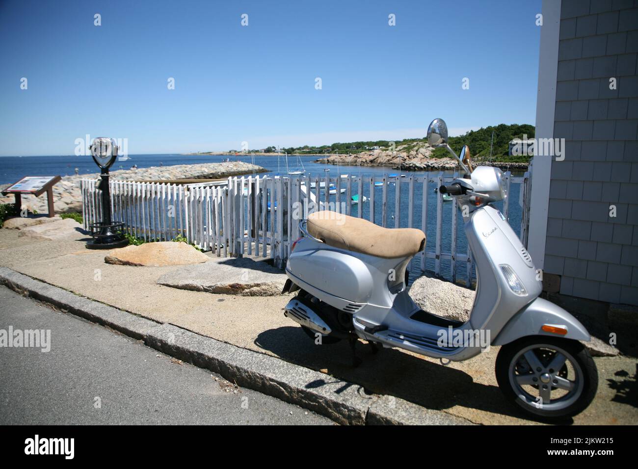 Scooter harbor transportation immagini e fotografie stock ad alta  risoluzione - Alamy