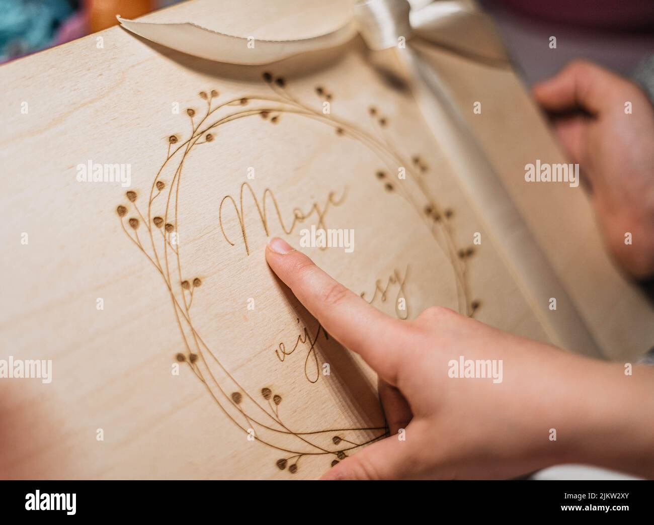 Un primo piano del libro degli ospiti di legno di nozze Foto Stock