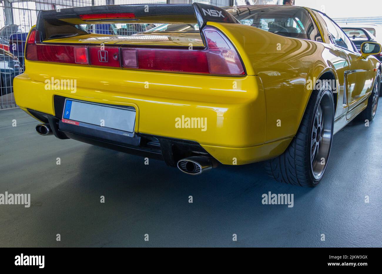 Una vista posteriore di una vettura sportiva gialla Honda NSX in un salone di auto, Sintra, Portogallo Foto Stock