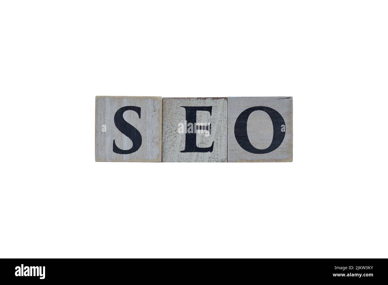 Cubi di legno che mostrano le lettere SEO (Search Engine Optimization) su sfondo bianco, per disegni e layout Foto Stock