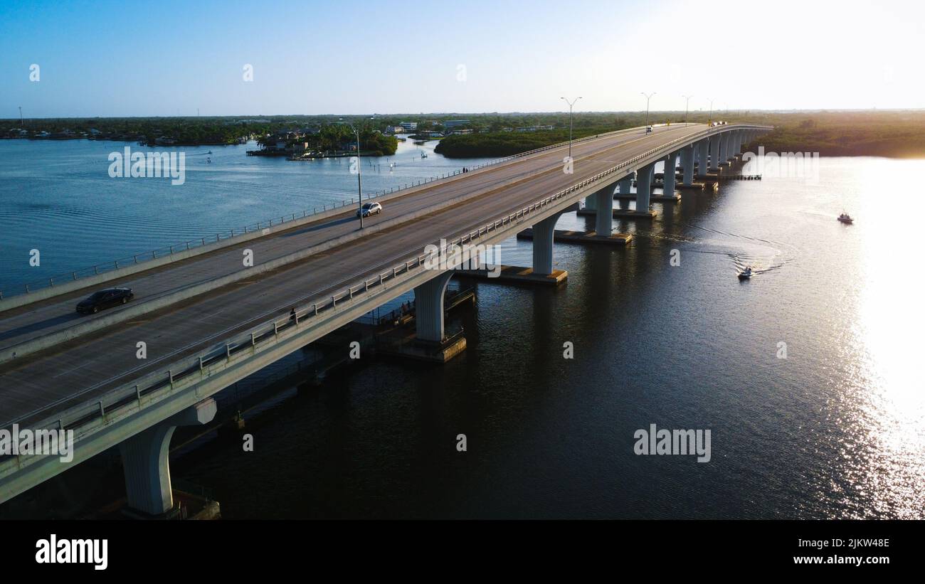 Le auto che guidano su un ponte autostradale attraverso un fiume Foto Stock