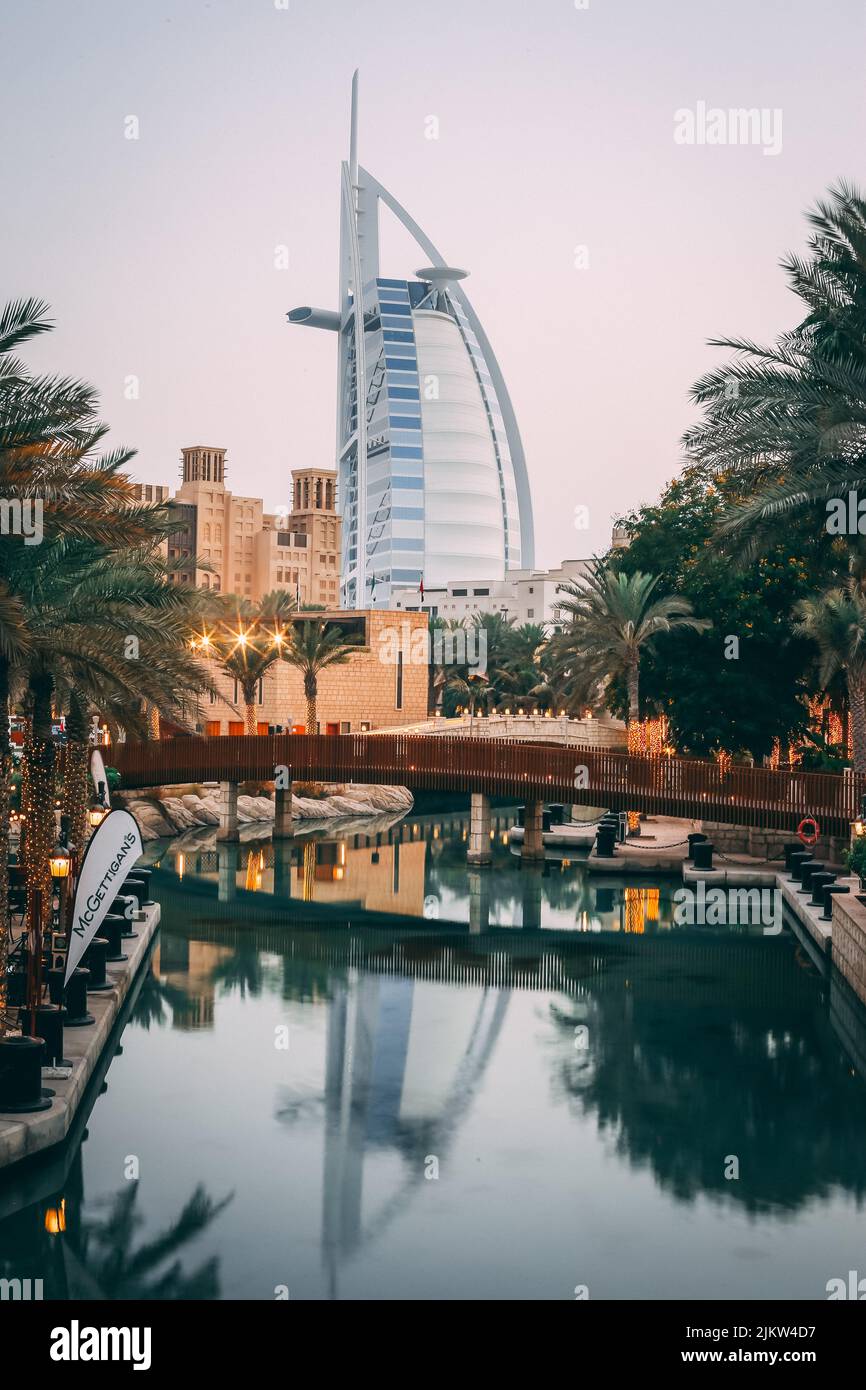 Il Burj al Arab hotel a sette stelle e una piscina con il riflesso degli alberi a Dubai, Emirati Arabi Uniti Foto Stock