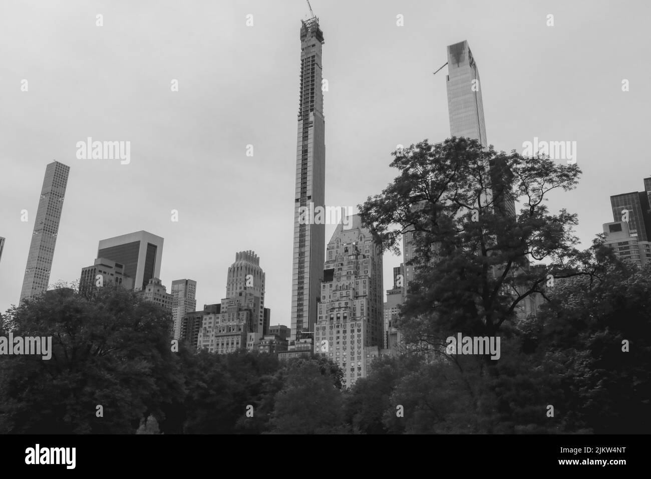 Un'immagine in scala di grigi dell'architettura di New York con la Central Park Tower e altri edifici. Foto Stock