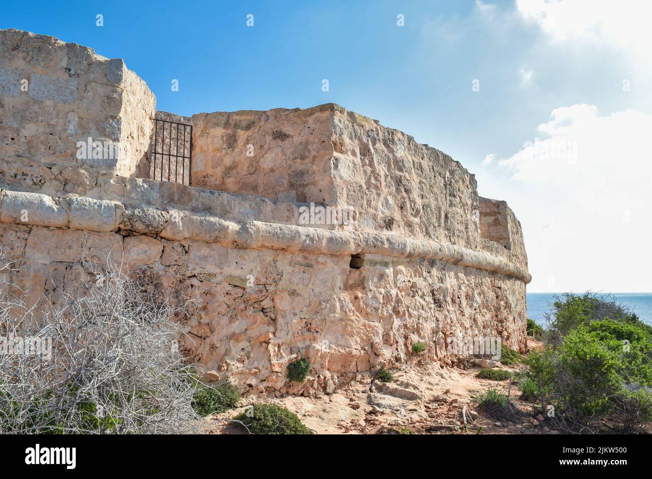 La parete esterna di Santa Marija Battery, una batteria costiera costruita dai cavalieri dell'Ordine di San Giovanni per proteggere la costa dell'Isola di Comino a Malta Foto Stock