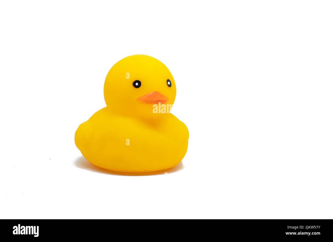 Simpatico giocattolo d'anatra di plastica di colore giallo isolato su sfondo bianco Foto Stock