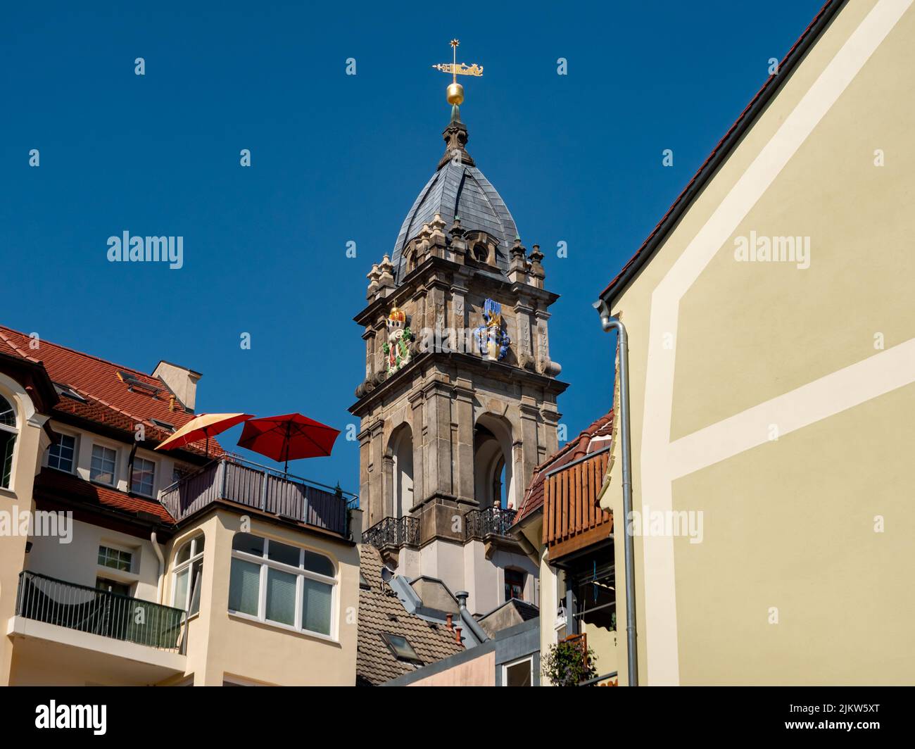 La famosa Torre dei ricchi dietro edifici residenziali. Esterno di una famosa destinazione di viaggio a Bautzen in Sassonia. Persone in piedi sulla torre. Foto Stock