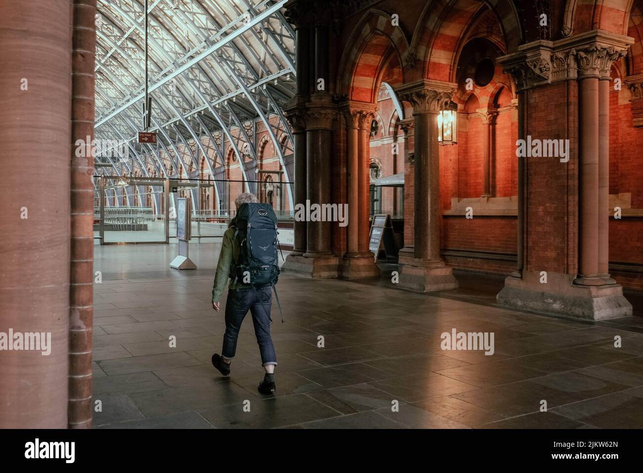 Gli abitanti di Londra godono di un bel tempo soleggiato all'esterno, mentre si fa una passeggiata. Foto Stock