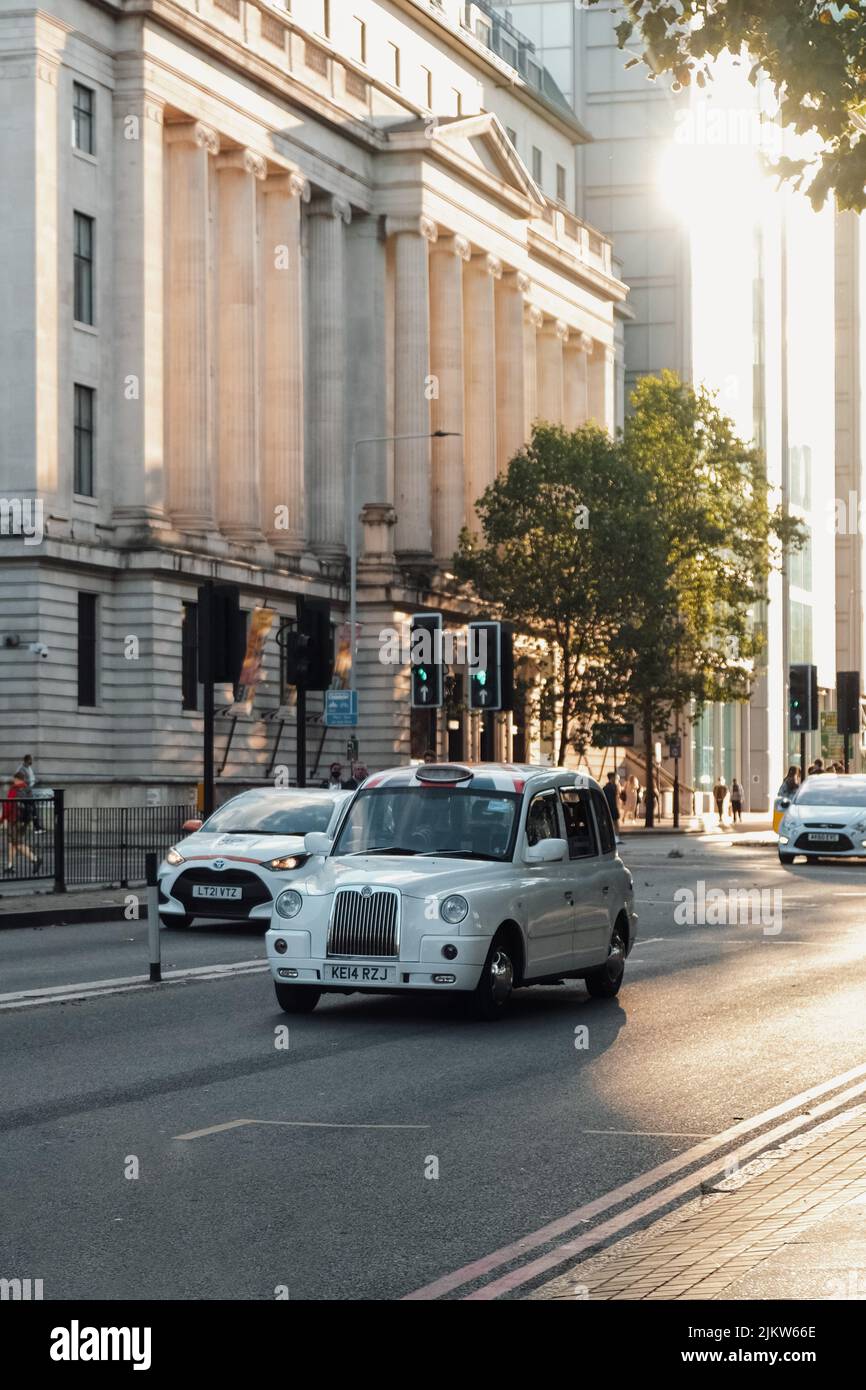 Un'antica auto bianca che attraversa le strade di Londra Foto Stock