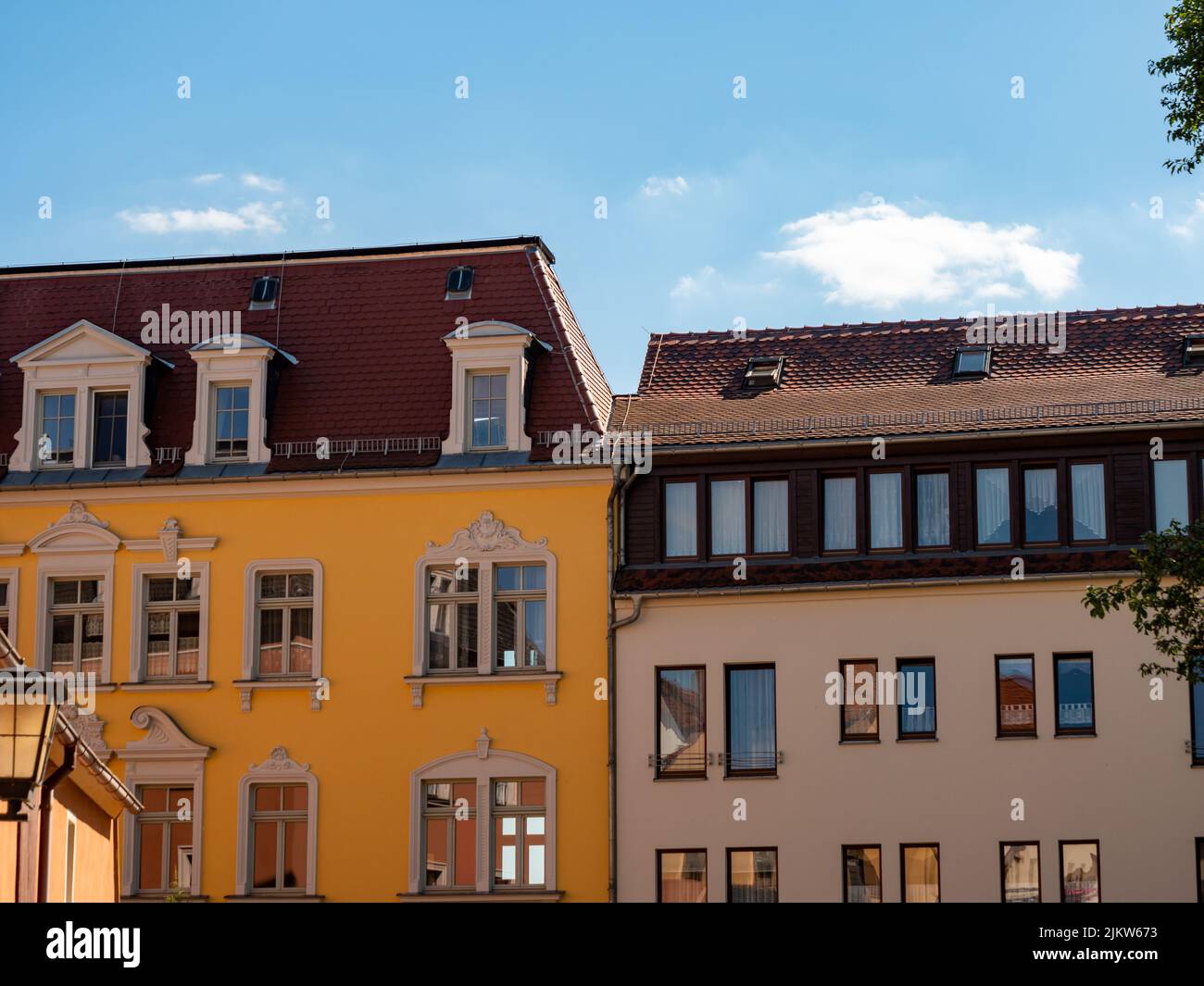 Edifici esterni colorati nella città di Sassonia. Belle facciate in buone condizioni. I finestrini riflettono la luce. Bella vecchia architettura. Foto Stock