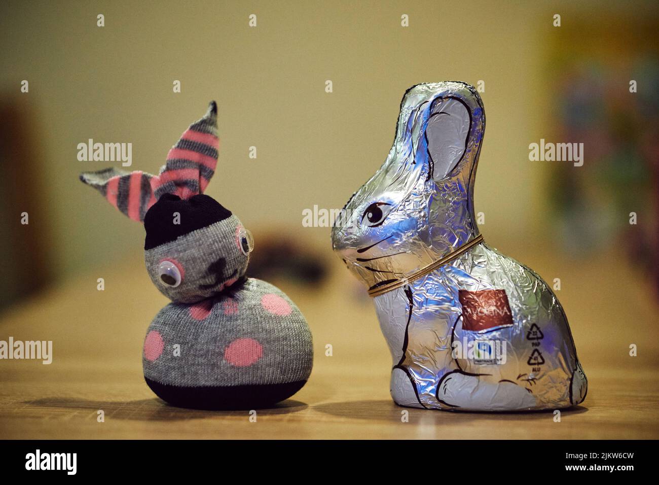 Il marchio Favorina cioccolato Coniglietto di Pasqua e calzino coniglio su un tavolo Foto Stock