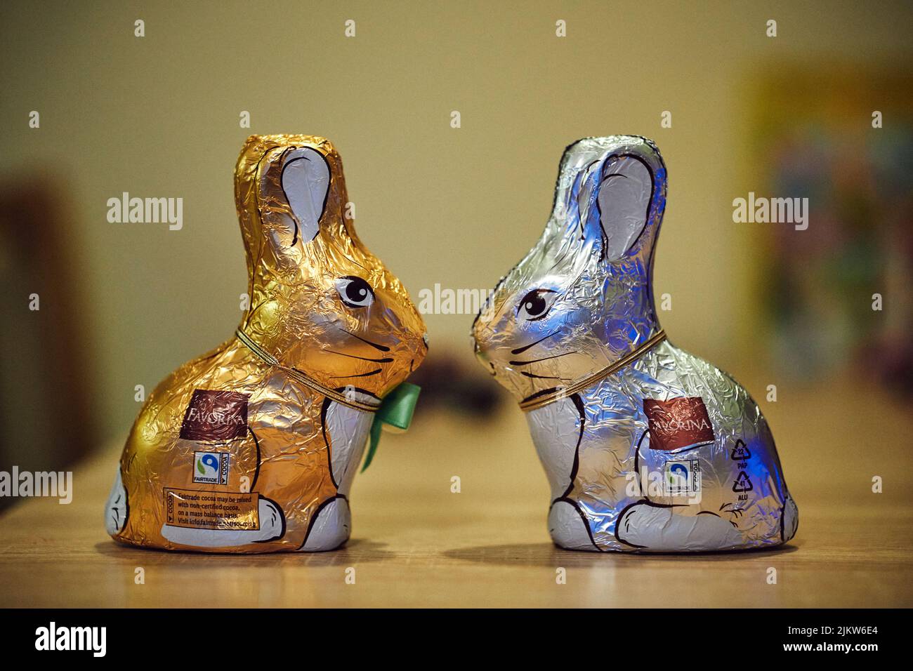 I due coniglietti pasquali al cioccolato Favorina su un tavolo Foto Stock