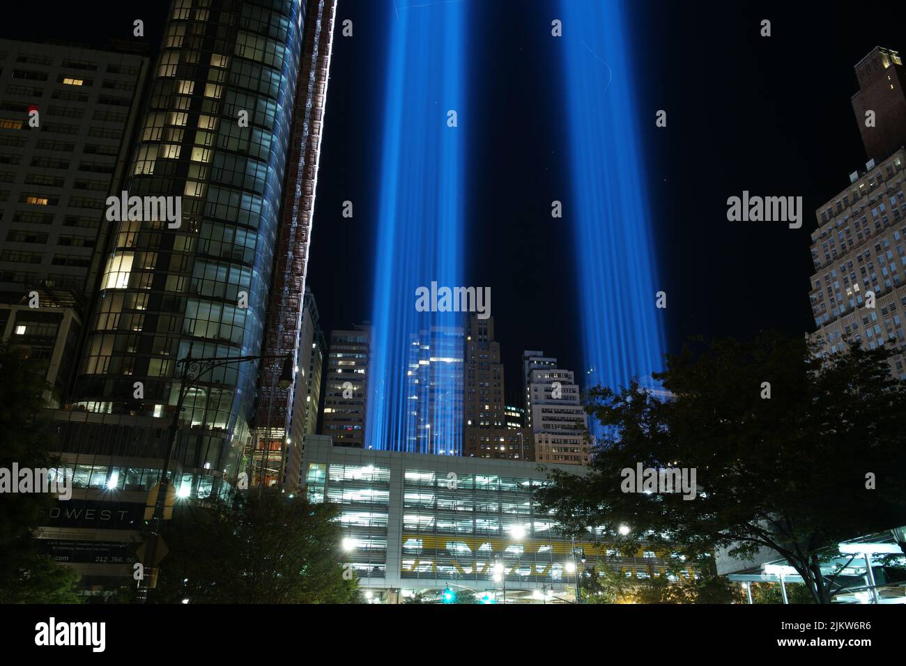 Uno scenario ipnotico dei grattacieli di New York con luci al neon luminose di notte Foto Stock
