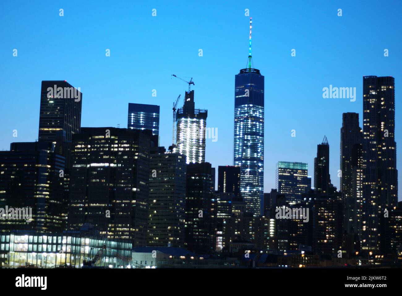 Lo scenario ipnotico dello skyline di New York City in serata con luci luminose Foto Stock
