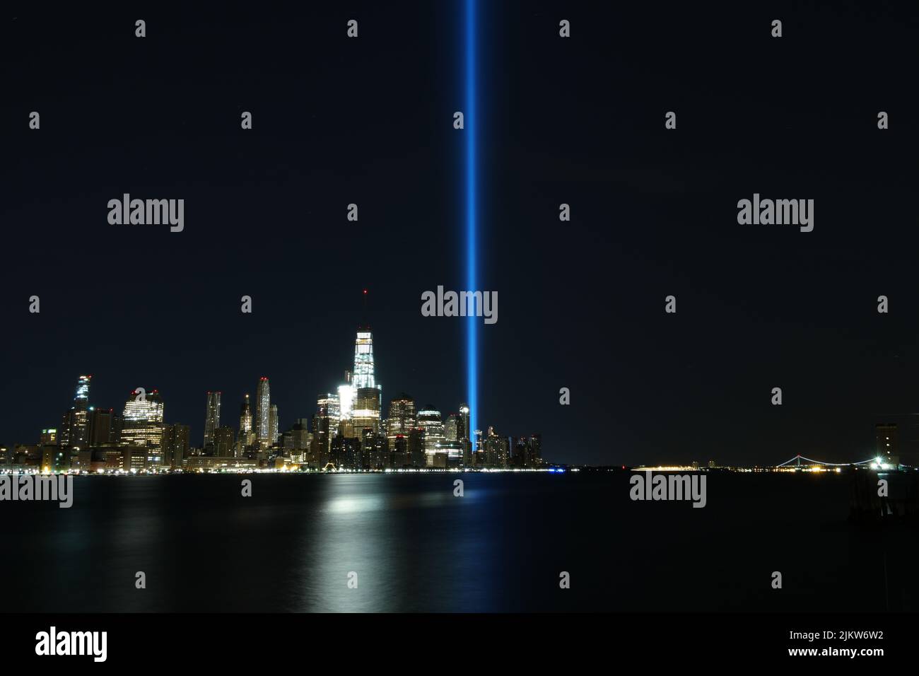 Uno scenario ipnotico dello skyline di New York con una linea di luce al neon luminosa dalla baia di notte Foto Stock