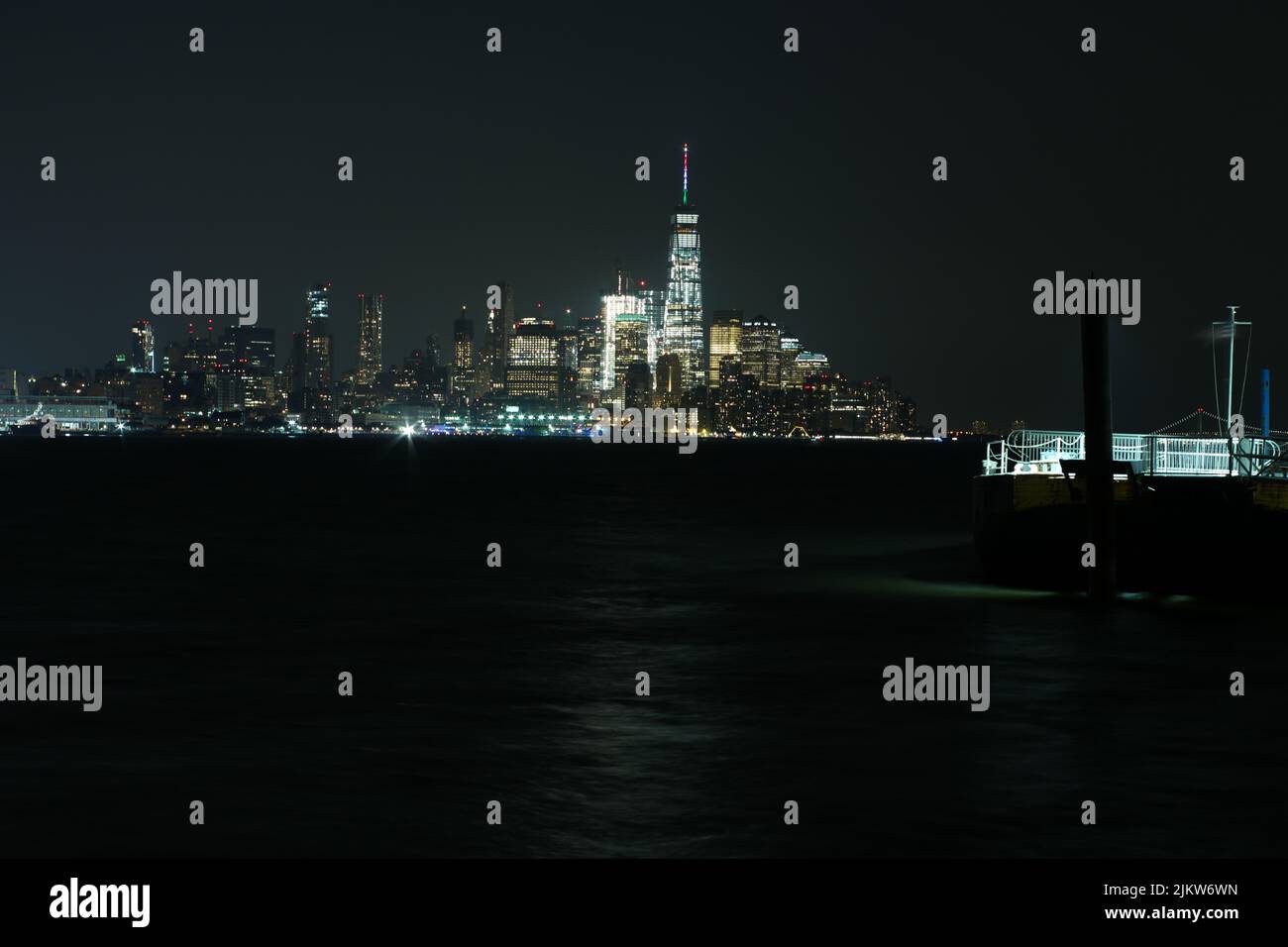 Una vista mozzafiato dello skyline di New York con luci luminose di notte Foto Stock