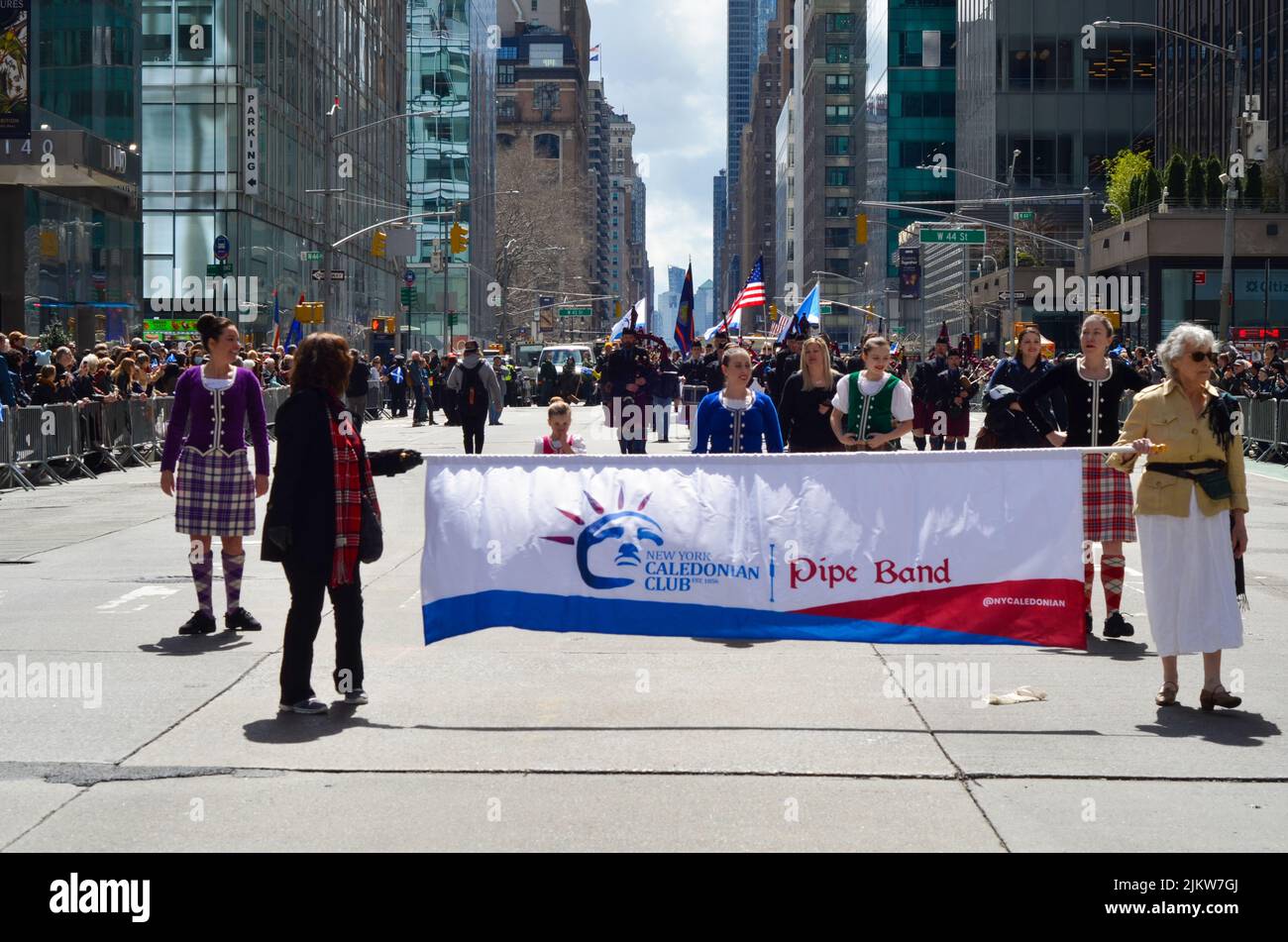 I partecipanti salpano sulla Sesta Avenue durante la più grande parata di pipe e tamburi del mondo per celebrare la Giornata scozzese del tartan il 9 aprile 2022 a New York City. Foto Stock